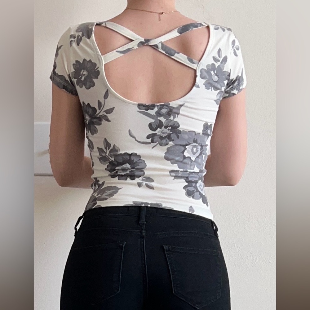 Floral tee gorgeous back cut-out scoop neck shirt short sleeve twist design back